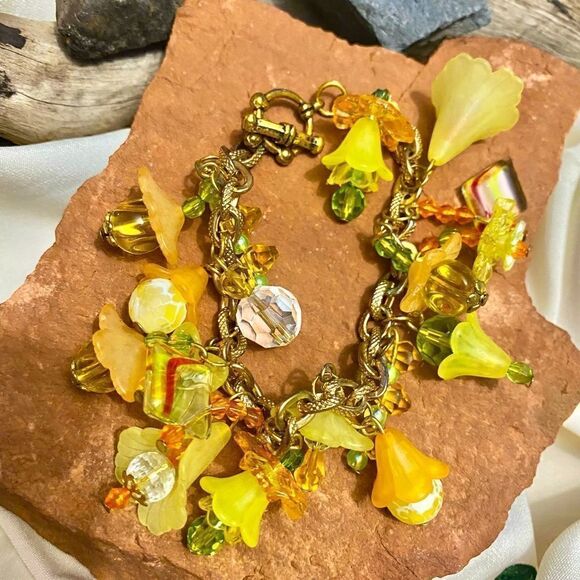 Bracelet beads that look like flowers yellows and pastel green crystals 81/2 in - Picture 1 of 5